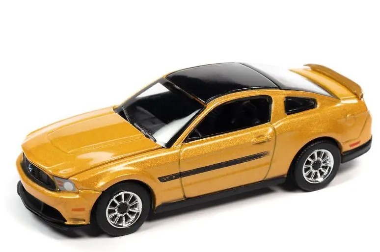 Ford Mustang GT / CS Yellow / Black AUTO WORLD AWSP112B scale 1/64 