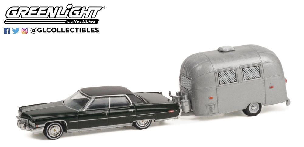 Cadillac Sedan deVille in Brewster + Airstream 16’ Bambi Hitch & Tow Series 24 Greenlight 32240A escala 1/64 