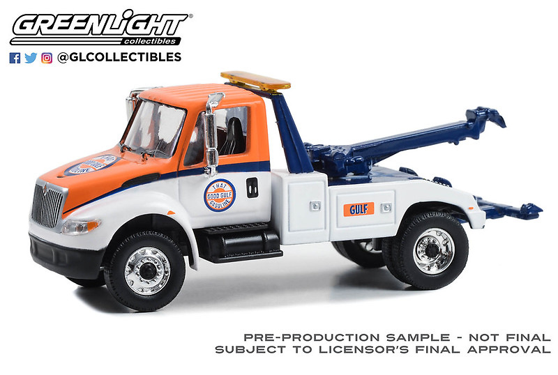 International Durastar 4400 Tow Truck - “That Good Gulf Gasoline” Greenlight 1/64 