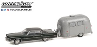 Cadillac Sedan deVille in Brewster + Airstream 16’ Bambi Hitch & Tow Series 24 Greenlight 32240A escala 1/64